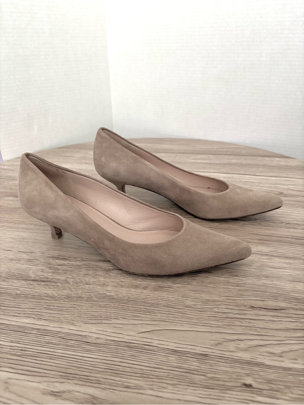 Stuart Weitzman Pointed Toe Suede - Kitten Heels Beige/Taupe